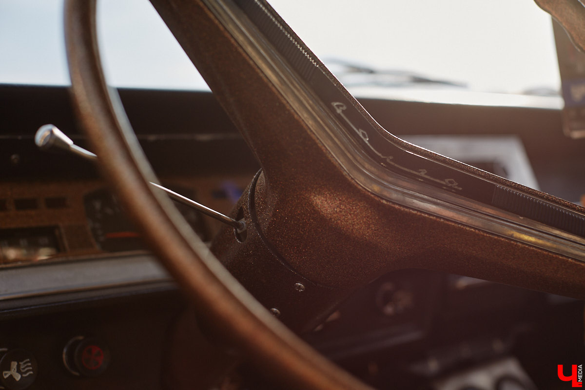 Лоурайдинг зародился в США после войны. Позже автомобильную культуру переняли наши соотечественники, начав преображать советские раритеты. Владимирский механик Игорь Савельев научил свою «Волгу» прыгать, накреняться и приседать. На парковке у ТЦ «Ключ-Медиа» познакомился с хозяином кастомизированной красавицы.