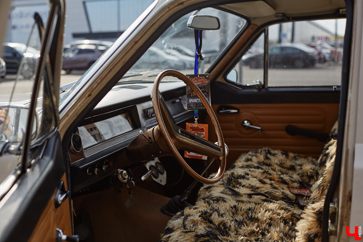 Лоурайдинг зародился в США после войны. Позже автомобильную культуру переняли наши соотечественники, начав преображать советские раритеты. Владимирский механик Игорь Савельев научил свою «Волгу» прыгать, накреняться и приседать. На парковке у ТЦ «Ключ-Медиа» познакомился с хозяином кастомизированной красавицы.