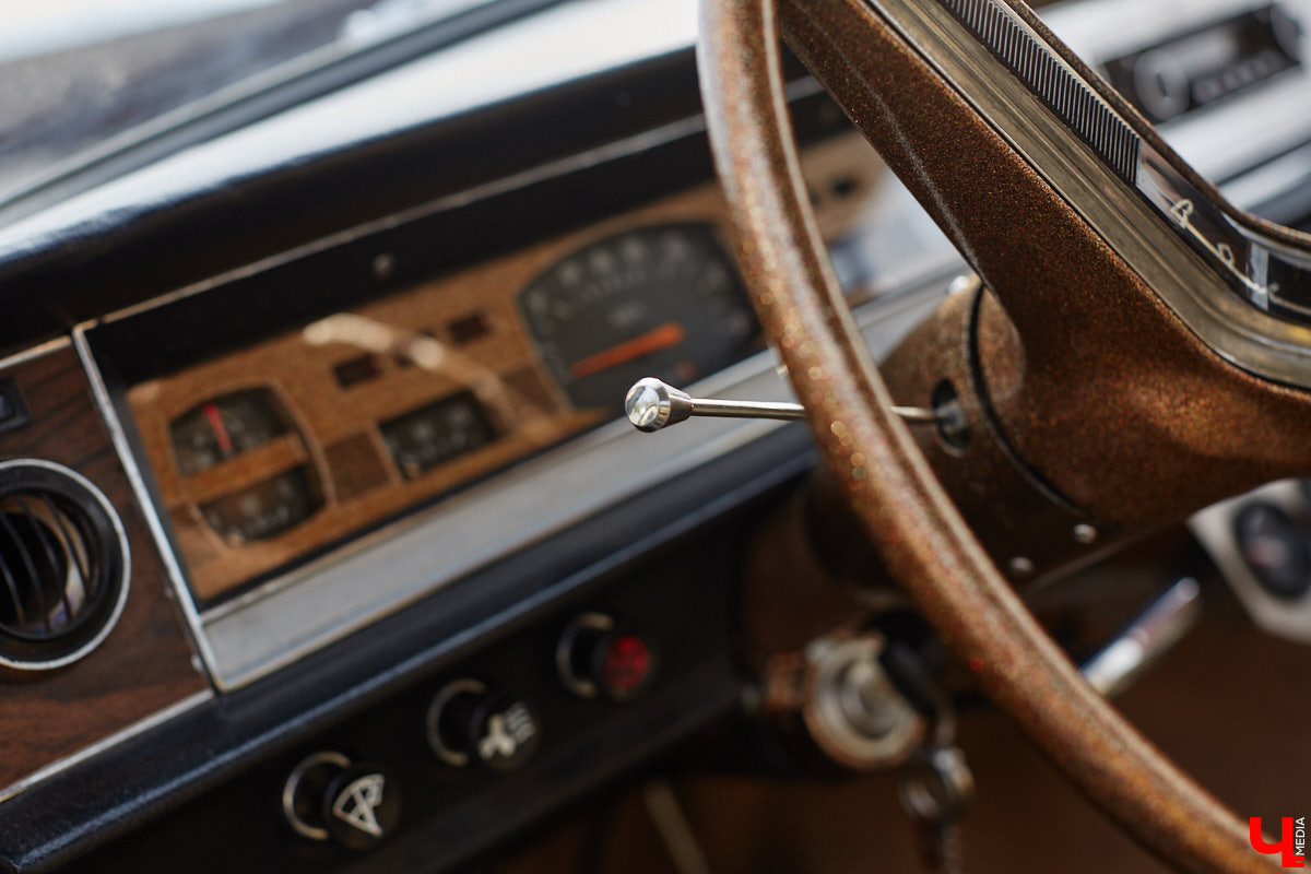 Лоурайдинг зародился в США после войны. Позже автомобильную культуру переняли наши соотечественники, начав преображать советские раритеты. Владимирский механик Игорь Савельев научил свою «Волгу» прыгать, накреняться и приседать. На парковке у ТЦ «Ключ-Медиа» познакомился с хозяином кастомизированной красавицы.