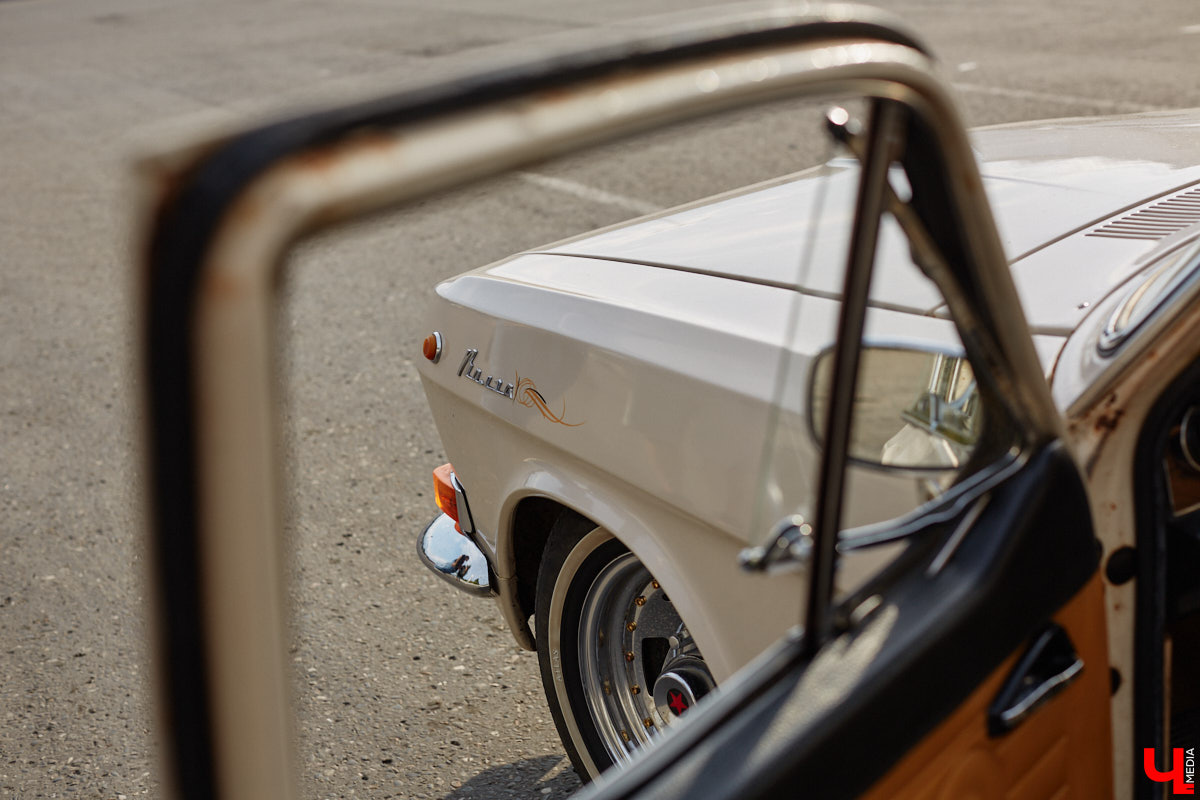 Лоурайдинг зародился в США после войны. Позже автомобильную культуру переняли наши соотечественники, начав преображать советские раритеты. Владимирский механик Игорь Савельев научил свою «Волгу» прыгать, накреняться и приседать. На парковке у ТЦ «Ключ-Медиа» познакомился с хозяином кастомизированной красавицы.