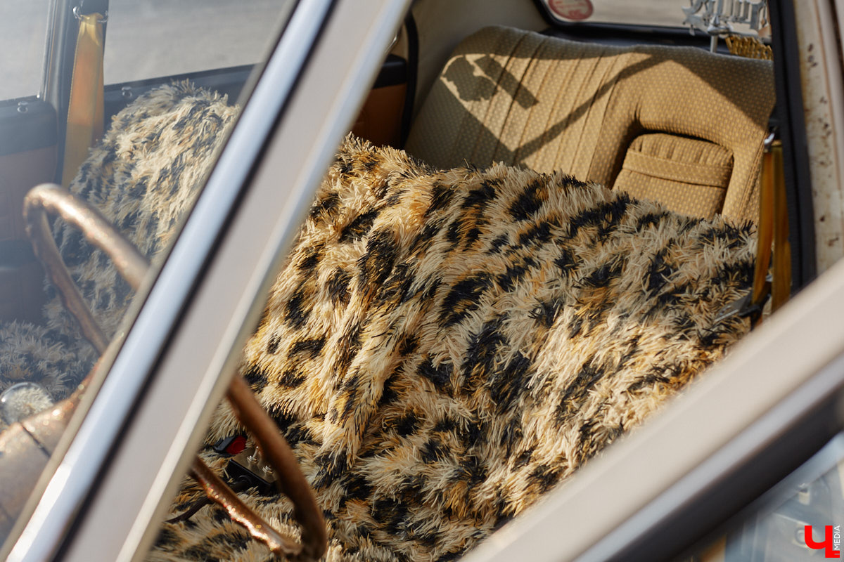 Лоурайдинг зародился в США после войны. Позже автомобильную культуру переняли наши соотечественники, начав преображать советские раритеты. Владимирский механик Игорь Савельев научил свою «Волгу» прыгать, накреняться и приседать. На парковке у ТЦ «Ключ-Медиа» познакомился с хозяином кастомизированной красавицы.