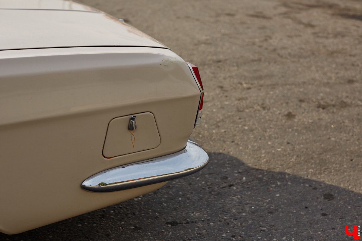 Лоурайдинг зародился в США после войны. Позже автомобильную культуру переняли наши соотечественники, начав преображать советские раритеты. Владимирский механик Игорь Савельев научил свою «Волгу» прыгать, накреняться и приседать. На парковке у ТЦ «Ключ-Медиа» познакомился с хозяином кастомизированной красавицы.