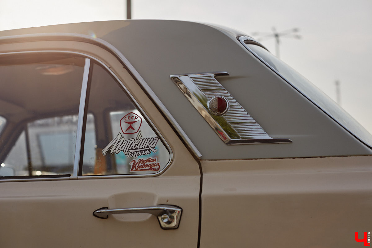 Лоурайдинг зародился в США после войны. Позже автомобильную культуру переняли наши соотечественники, начав преображать советские раритеты. Владимирский механик Игорь Савельев научил свою «Волгу» прыгать, накреняться и приседать. На парковке у ТЦ «Ключ-Медиа» познакомился с хозяином кастомизированной красавицы.