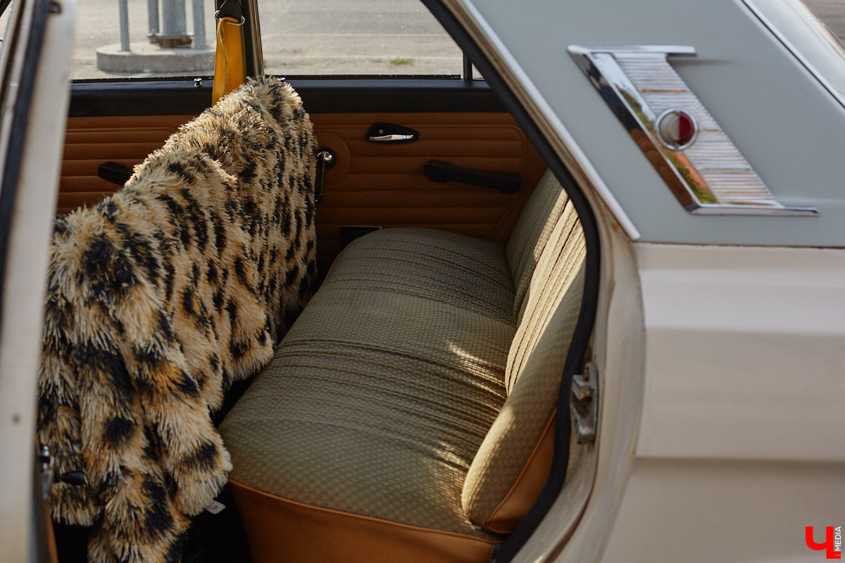 Лоурайдинг зародился в США после войны. Позже автомобильную культуру переняли наши соотечественники, начав преображать советские раритеты. Владимирский механик Игорь Савельев научил свою «Волгу» прыгать, накреняться и приседать. На парковке у ТЦ «Ключ-Медиа» познакомился с хозяином кастомизированной красавицы.