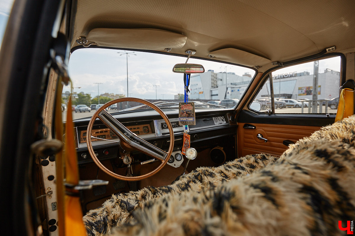 Лоурайдинг зародился в США после войны. Позже автомобильную культуру переняли наши соотечественники, начав преображать советские раритеты. Владимирский механик Игорь Савельев научил свою «Волгу» прыгать, накреняться и приседать. На парковке у ТЦ «Ключ-Медиа» познакомился с хозяином кастомизированной красавицы.