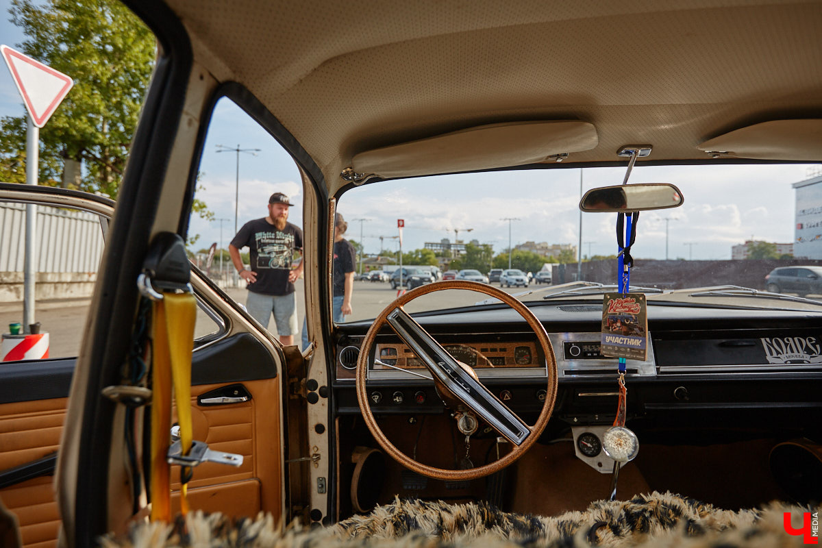 Лоурайдинг зародился в США после войны. Позже автомобильную культуру переняли наши соотечественники, начав преображать советские раритеты. Владимирский механик Игорь Савельев научил свою «Волгу» прыгать, накреняться и приседать. На парковке у ТЦ «Ключ-Медиа» познакомился с хозяином кастомизированной красавицы.