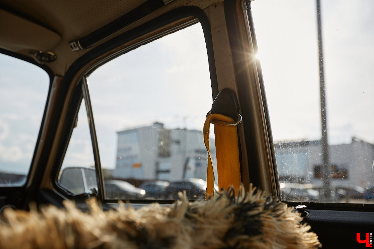 Лоурайдинг зародился в США после войны. Позже автомобильную культуру переняли наши соотечественники, начав преображать советские раритеты. Владимирский механик Игорь Савельев научил свою «Волгу» прыгать, накреняться и приседать. На парковке у ТЦ «Ключ-Медиа» познакомился с хозяином кастомизированной красавицы.