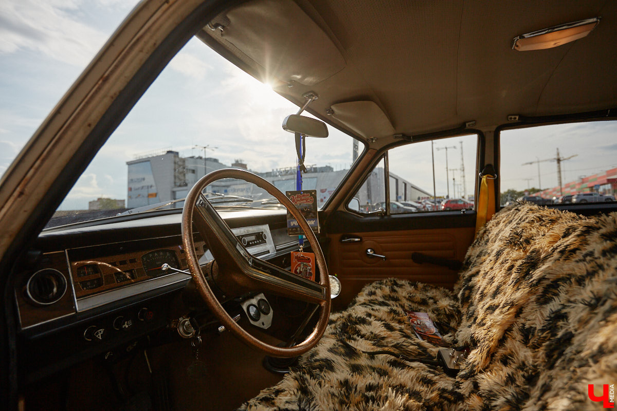 Лоурайдинг зародился в США после войны. Позже автомобильную культуру переняли наши соотечественники, начав преображать советские раритеты. Владимирский механик Игорь Савельев научил свою «Волгу» прыгать, накреняться и приседать. На парковке у ТЦ «Ключ-Медиа» познакомился с хозяином кастомизированной красавицы.