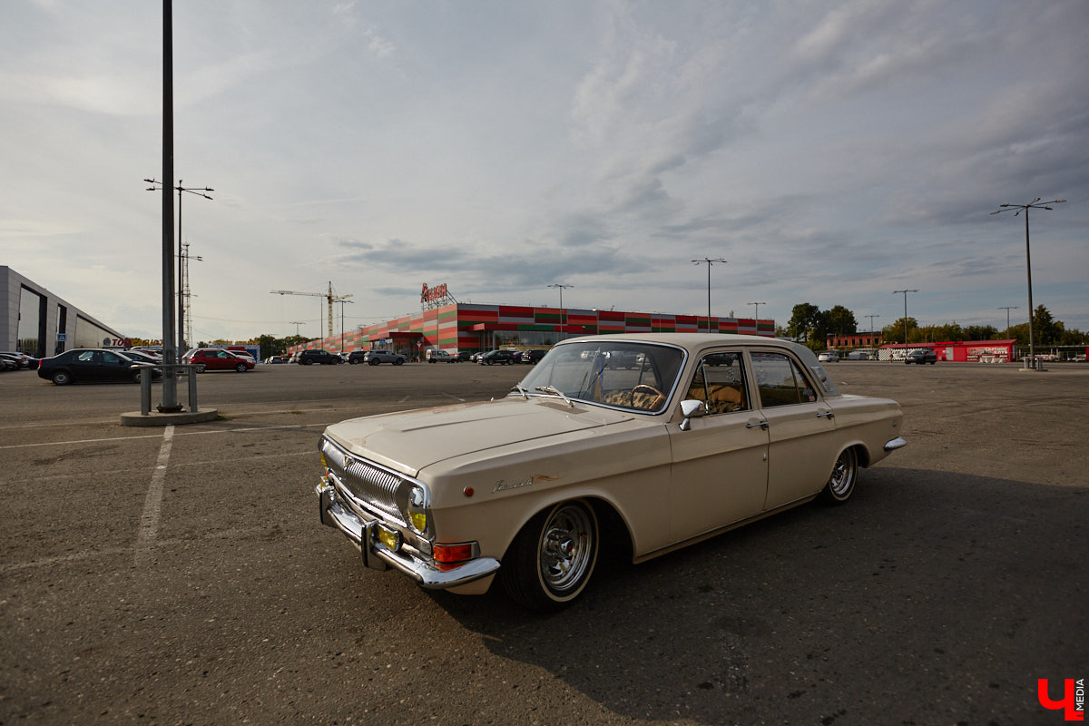 Лоурайдинг зародился в США после войны. Позже автомобильную культуру переняли наши соотечественники, начав преображать советские раритеты. Владимирский механик Игорь Савельев научил свою «Волгу» прыгать, накреняться и приседать. На парковке у ТЦ «Ключ-Медиа» познакомился с хозяином кастомизированной красавицы.