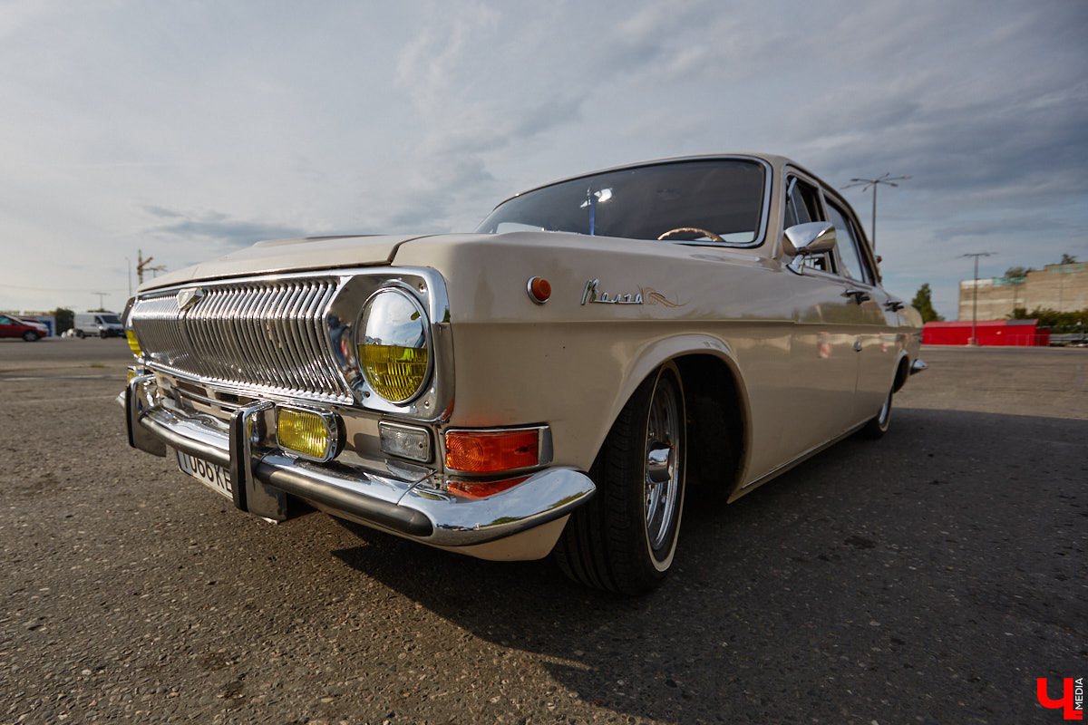 Лоурайдинг зародился в США после войны. Позже автомобильную культуру переняли наши соотечественники, начав преображать советские раритеты. Владимирский механик Игорь Савельев научил свою «Волгу» прыгать, накреняться и приседать. На парковке у ТЦ «Ключ-Медиа» познакомился с хозяином кастомизированной красавицы.