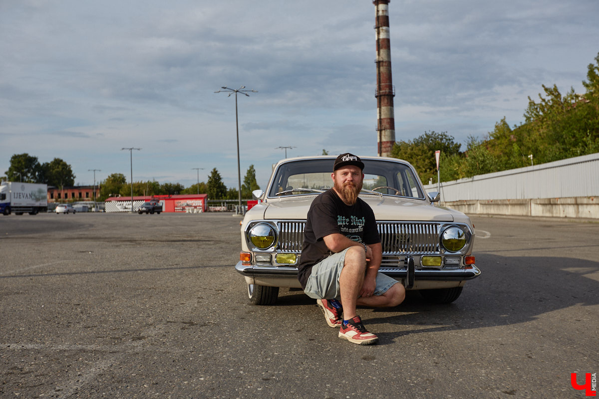 Лоурайдинг зародился в США после войны. Позже автомобильную культуру переняли наши соотечественники, начав преображать советские раритеты. Владимирский механик Игорь Савельев научил свою «Волгу» прыгать, накреняться и приседать. На парковке у ТЦ «Ключ-Медиа» познакомился с хозяином кастомизированной красавицы.