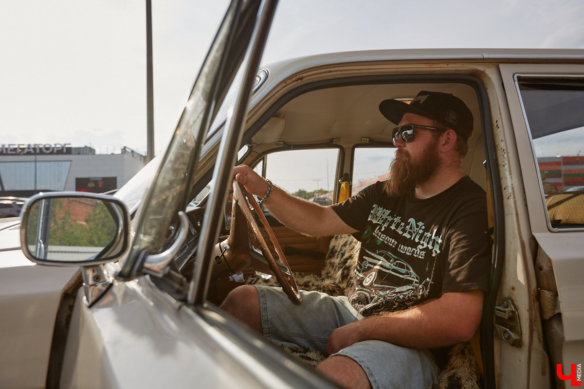 Лоурайдинг зародился в США после войны. Позже автомобильную культуру переняли наши соотечественники, начав преображать советские раритеты. Владимирский механик Игорь Савельев научил свою «Волгу» прыгать, накреняться и приседать. На парковке у ТЦ «Ключ-Медиа» познакомился с хозяином кастомизированной красавицы.