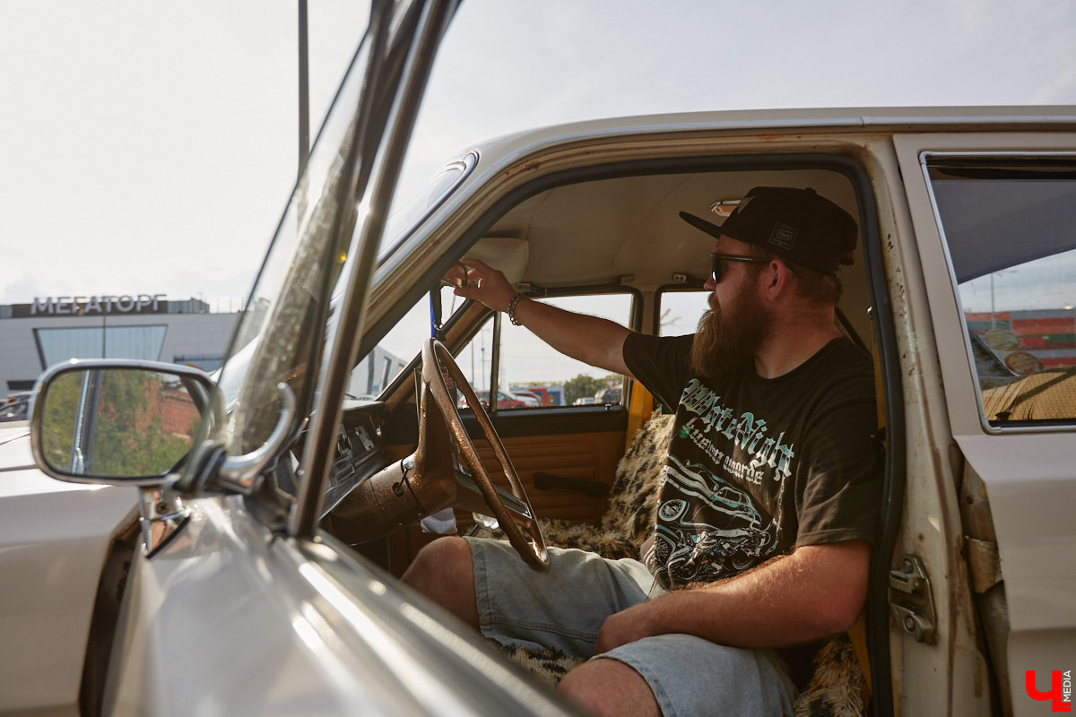 Лоурайдинг зародился в США после войны. Позже автомобильную культуру переняли наши соотечественники, начав преображать советские раритеты. Владимирский механик Игорь Савельев научил свою «Волгу» прыгать, накреняться и приседать. На парковке у ТЦ «Ключ-Медиа» познакомился с хозяином кастомизированной красавицы.
