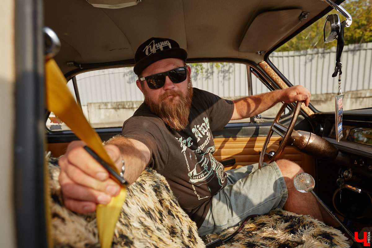 Лоурайдинг зародился в США после войны. Позже автомобильную культуру переняли наши соотечественники, начав преображать советские раритеты. Владимирский механик Игорь Савельев научил свою «Волгу» прыгать, накреняться и приседать. На парковке у ТЦ «Ключ-Медиа» познакомился с хозяином кастомизированной красавицы.