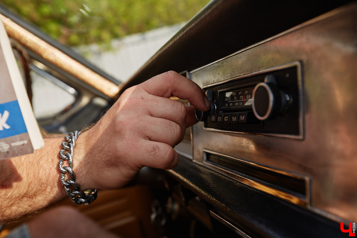 Лоурайдинг зародился в США после войны. Позже автомобильную культуру переняли наши соотечественники, начав преображать советские раритеты. Владимирский механик Игорь Савельев научил свою «Волгу» прыгать, накреняться и приседать. На парковке у ТЦ «Ключ-Медиа» познакомился с хозяином кастомизированной красавицы.