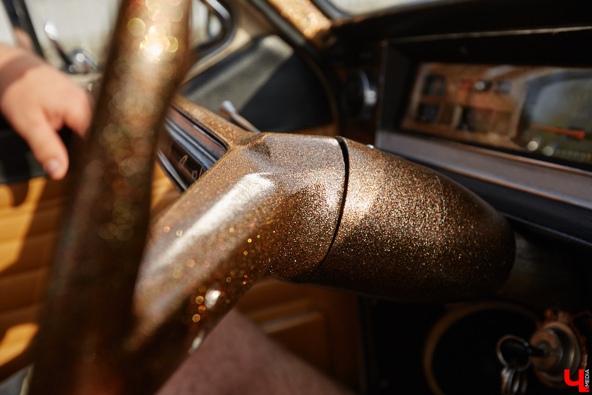 Лоурайдинг зародился в США после войны. Позже автомобильную культуру переняли наши соотечественники, начав преображать советские раритеты. Владимирский механик Игорь Савельев научил свою «Волгу» прыгать, накреняться и приседать. На парковке у ТЦ «Ключ-Медиа» познакомился с хозяином кастомизированной красавицы.