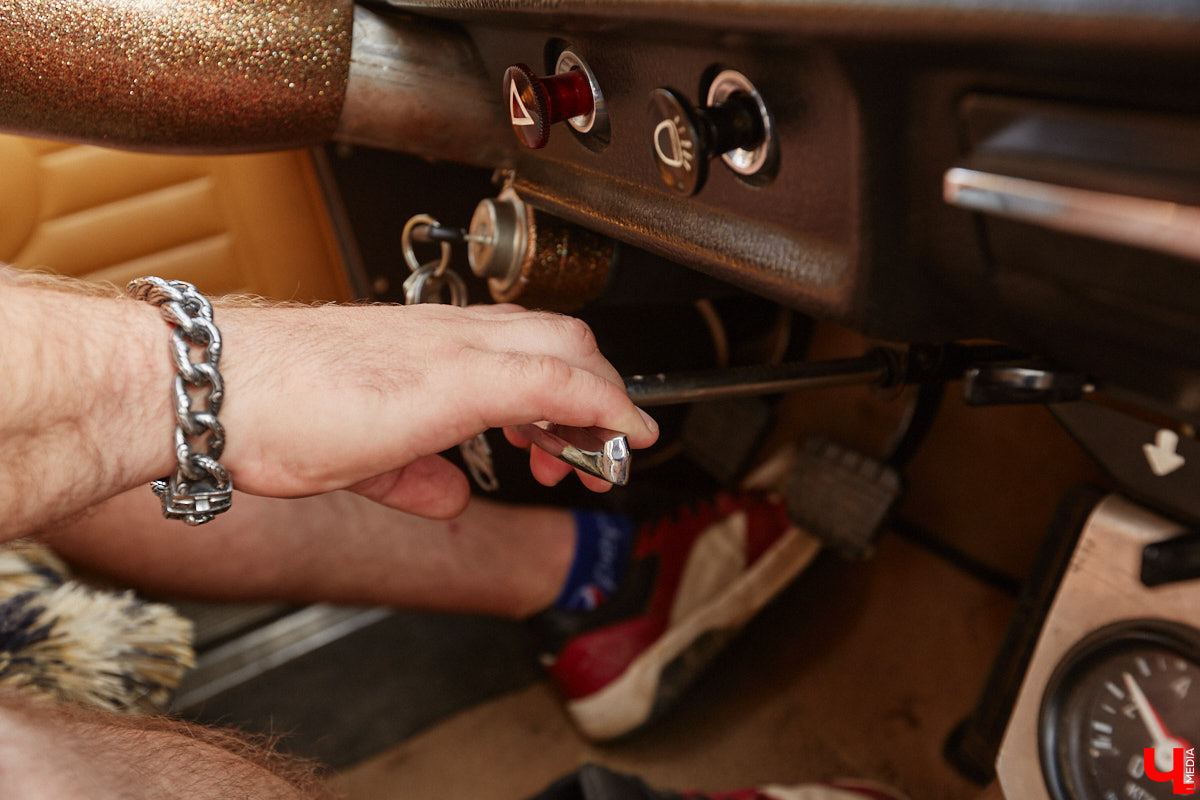 Лоурайдинг зародился в США после войны. Позже автомобильную культуру переняли наши соотечественники, начав преображать советские раритеты. Владимирский механик Игорь Савельев научил свою «Волгу» прыгать, накреняться и приседать. На парковке у ТЦ «Ключ-Медиа» познакомился с хозяином кастомизированной красавицы.