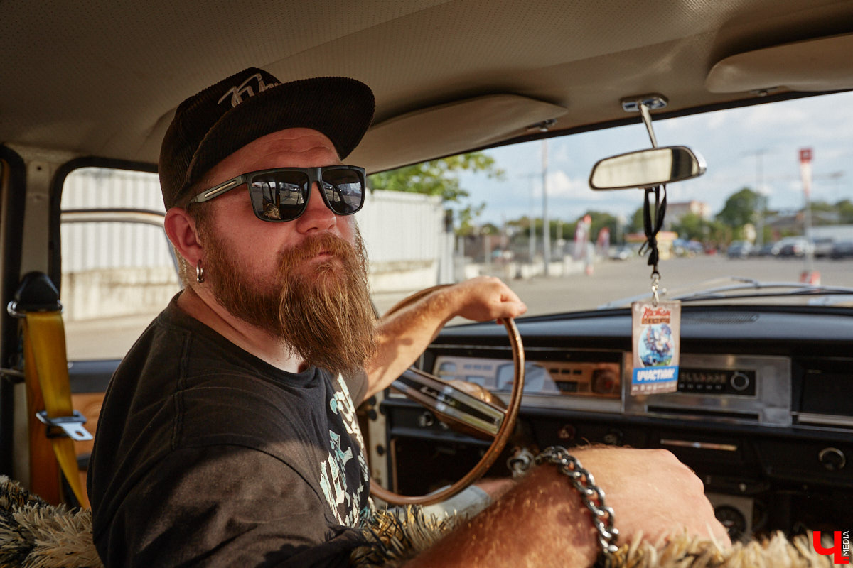 Лоурайдинг зародился в США после войны. Позже автомобильную культуру переняли наши соотечественники, начав преображать советские раритеты. Владимирский механик Игорь Савельев научил свою «Волгу» прыгать, накреняться и приседать. На парковке у ТЦ «Ключ-Медиа» познакомился с хозяином кастомизированной красавицы.