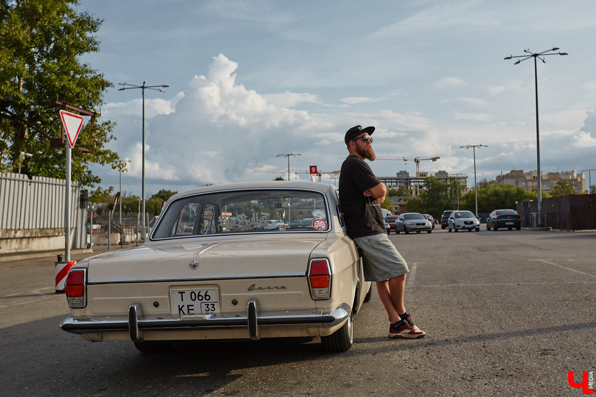 Лоурайдинг зародился в США после войны. Позже автомобильную культуру переняли наши соотечественники, начав преображать советские раритеты. Владимирский механик Игорь Савельев научил свою «Волгу» прыгать, накреняться и приседать. На парковке у ТЦ «Ключ-Медиа» познакомился с хозяином кастомизированной красавицы.