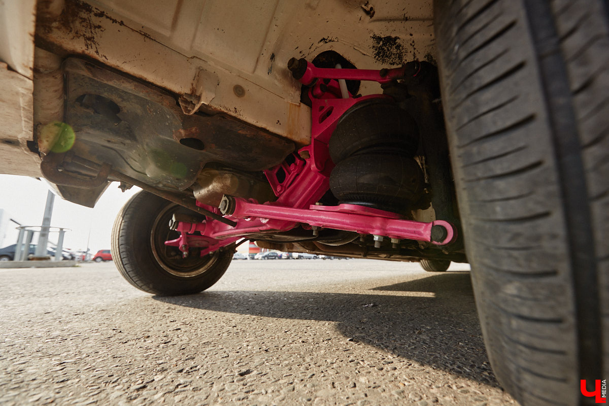 Лоурайдинг зародился в США после войны. Позже автомобильную культуру переняли наши соотечественники, начав преображать советские раритеты. Владимирский механик Игорь Савельев научил свою «Волгу» прыгать, накреняться и приседать. На парковке у ТЦ «Ключ-Медиа» познакомился с хозяином кастомизированной красавицы.