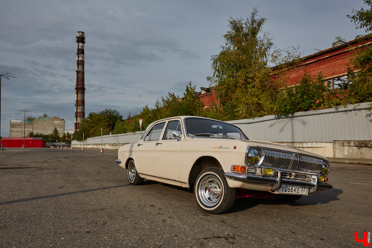 Лоурайдинг зародился в США после войны. Позже автомобильную культуру переняли наши соотечественники, начав преображать советские раритеты. Владимирский механик Игорь Савельев научил свою «Волгу» прыгать, накреняться и приседать. На парковке у ТЦ «Ключ-Медиа» познакомился с хозяином кастомизированной красавицы.