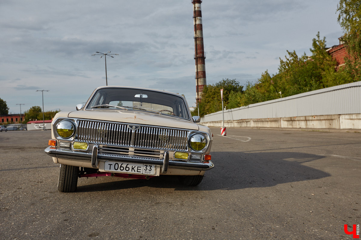 Лоурайдинг зародился в США после войны. Позже автомобильную культуру переняли наши соотечественники, начав преображать советские раритеты. Владимирский механик Игорь Савельев научил свою «Волгу» прыгать, накреняться и приседать. На парковке у ТЦ «Ключ-Медиа» познакомился с хозяином кастомизированной красавицы.