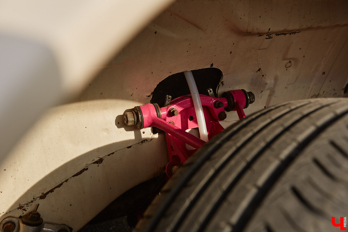 Лоурайдинг зародился в США после войны. Позже автомобильную культуру переняли наши соотечественники, начав преображать советские раритеты. Владимирский механик Игорь Савельев научил свою «Волгу» прыгать, накреняться и приседать. На парковке у ТЦ «Ключ-Медиа» познакомился с хозяином кастомизированной красавицы.