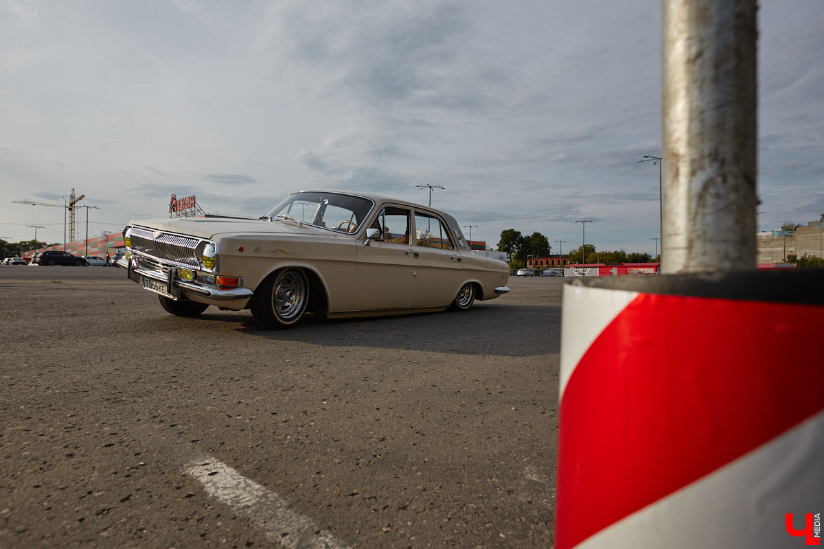Лоурайдинг зародился в США после войны. Позже автомобильную культуру переняли наши соотечественники, начав преображать советские раритеты. Владимирский механик Игорь Савельев научил свою «Волгу» прыгать, накреняться и приседать. На парковке у ТЦ «Ключ-Медиа» познакомился с хозяином кастомизированной красавицы.