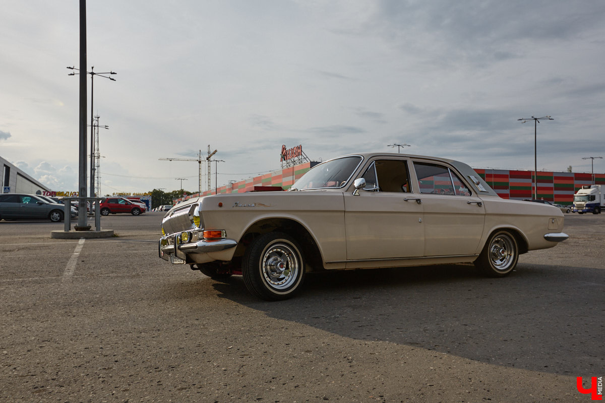 Лоурайдинг зародился в США после войны. Позже автомобильную культуру переняли наши соотечественники, начав преображать советские раритеты. Владимирский механик Игорь Савельев научил свою «Волгу» прыгать, накреняться и приседать. На парковке у ТЦ «Ключ-Медиа» познакомился с хозяином кастомизированной красавицы.