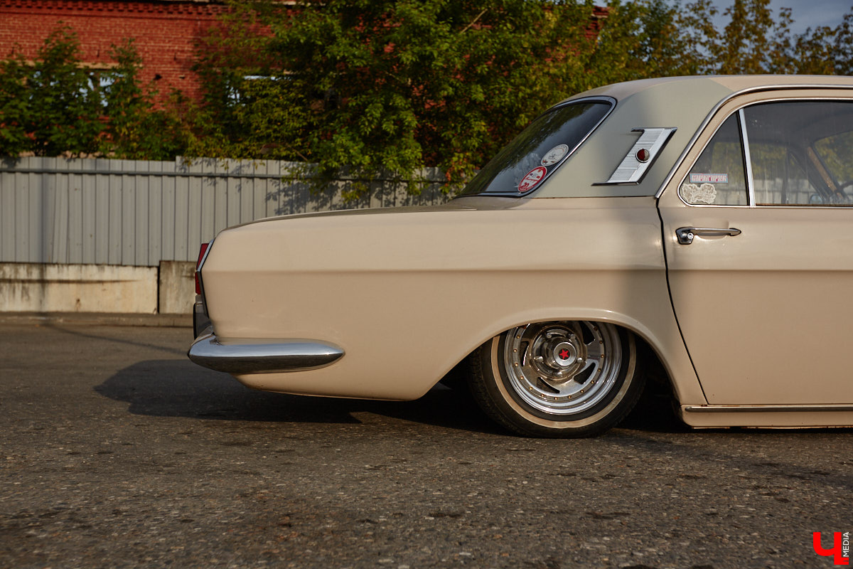 Лоурайдинг зародился в США после войны. Позже автомобильную культуру переняли наши соотечественники, начав преображать советские раритеты. Владимирский механик Игорь Савельев научил свою «Волгу» прыгать, накреняться и приседать. На парковке у ТЦ «Ключ-Медиа» познакомился с хозяином кастомизированной красавицы.