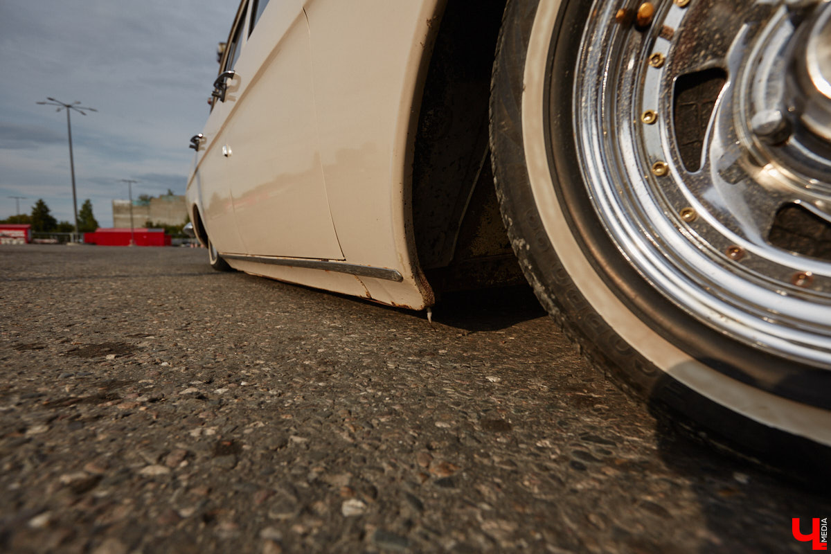 Лоурайдинг зародился в США после войны. Позже автомобильную культуру переняли наши соотечественники, начав преображать советские раритеты. Владимирский механик Игорь Савельев научил свою «Волгу» прыгать, накреняться и приседать. На парковке у ТЦ «Ключ-Медиа» познакомился с хозяином кастомизированной красавицы.