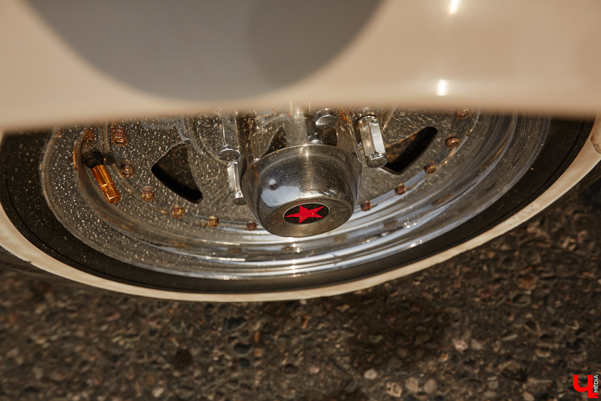 Лоурайдинг зародился в США после войны. Позже автомобильную культуру переняли наши соотечественники, начав преображать советские раритеты. Владимирский механик Игорь Савельев научил свою «Волгу» прыгать, накреняться и приседать. На парковке у ТЦ «Ключ-Медиа» познакомился с хозяином кастомизированной красавицы.