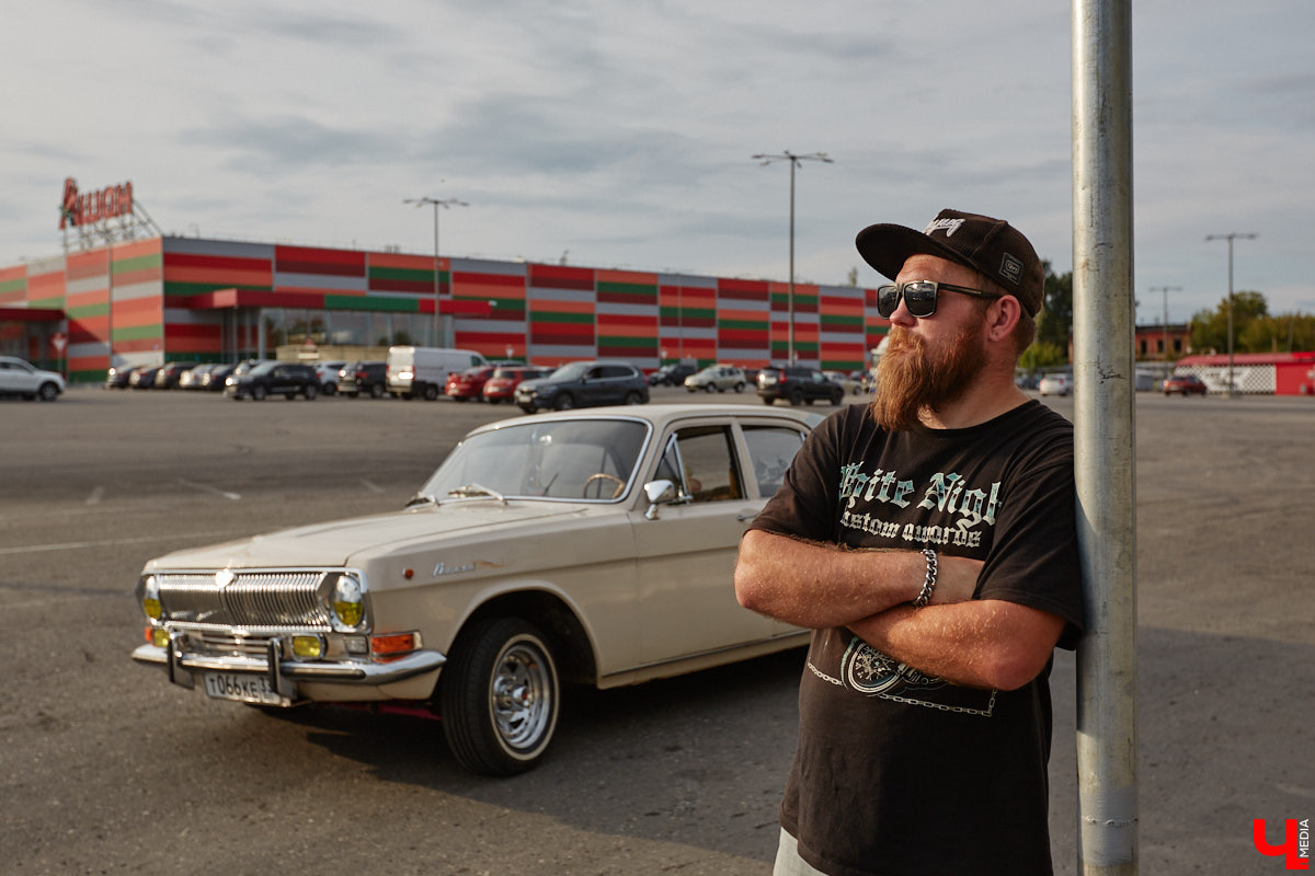Лоурайдинг зародился в США после войны. Позже автомобильную культуру переняли наши соотечественники, начав преображать советские раритеты. Владимирский механик Игорь Савельев научил свою «Волгу» прыгать, накреняться и приседать. На парковке у ТЦ «Ключ-Медиа» познакомился с хозяином кастомизированной красавицы.