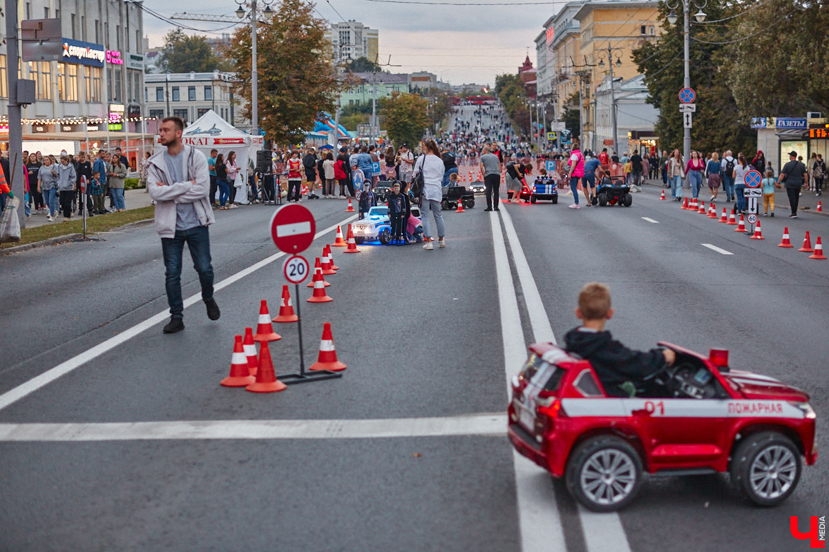 Традиционно на время Дня города общественный транспорт во Владимире меняет привычные маршруты. В этом году ситуацию усугубляет практически полное отсутствие мобильного интернета, превращая празднование в нелегкий квест. Как же добраться до ключевых локаций, остаться на связи с друзьями и родными, а в конце дня выставить в социальные сети красочный фейерверк? Давайте разбираться!