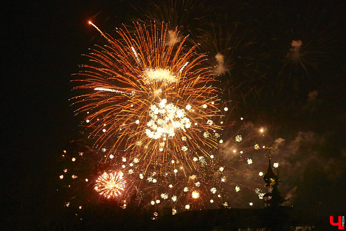 Традиционно на время Дня города общественный транспорт во Владимире меняет привычные маршруты. В этом году ситуацию усугубляет практически полное отсутствие мобильного интернета, превращая празднование в нелегкий квест. Как же добраться до ключевых локаций, остаться на связи с друзьями и родными, а в конце дня выставить в социальные сети красочный фейерверк? Давайте разбираться!