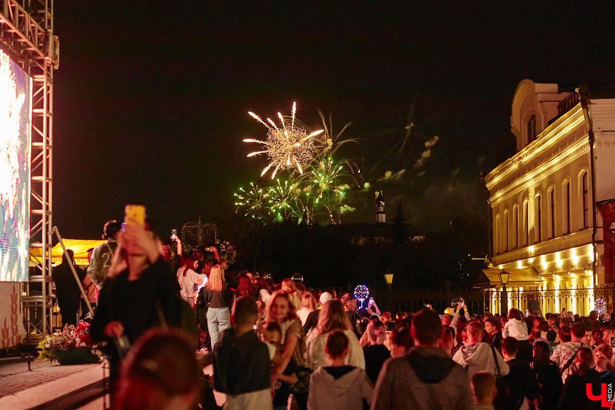 Традиционно на время Дня города общественный транспорт во Владимире меняет привычные маршруты. В этом году ситуацию усугубляет практически полное отсутствие мобильного интернета, превращая празднование в нелегкий квест. Как же добраться до ключевых локаций, остаться на связи с друзьями и родными, а в конце дня выставить в социальные сети красочный фейерверк? Давайте разбираться!