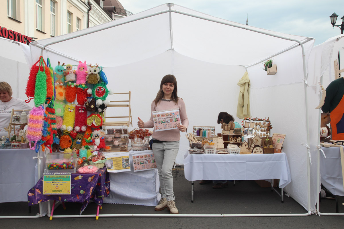 Владимир отметил свой 1035-летний юбилей! Последние дни лета подарили жителям и гостям города море событий. Одним из них стала ярмарка-фестиваль для самозанятых, а также владельцев малого и среднего предпринимательства 33-го региона от центра «Мой бизнес». На площадке представили украшения, изделия ручной работы и даже местную нейроеду.