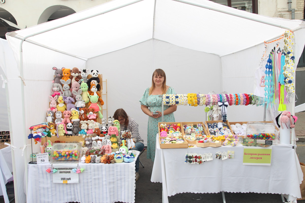 Владимир отметил свой 1035-летний юбилей! Последние дни лета подарили жителям и гостям города море событий. Одним из них стала ярмарка-фестиваль для самозанятых, а также владельцев малого и среднего предпринимательства 33-го региона от центра «Мой бизнес». На площадке представили украшения, изделия ручной работы и даже местную нейроеду.