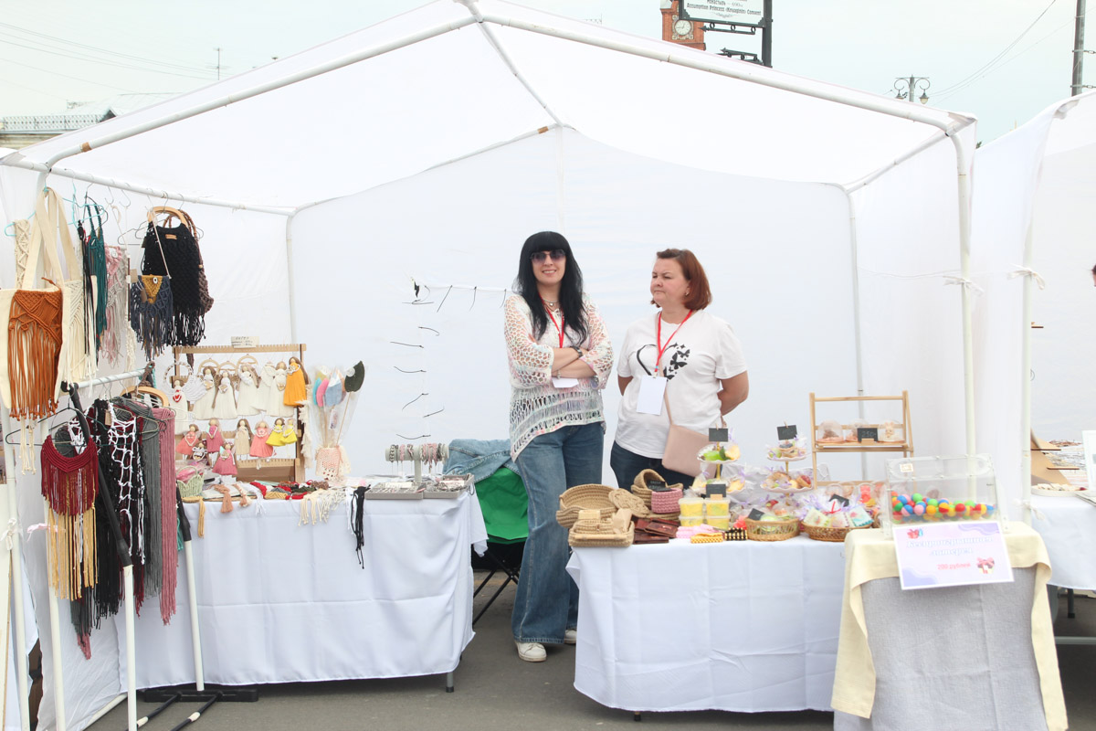 Владимир отметил свой 1035-летний юбилей! Последние дни лета подарили жителям и гостям города море событий. Одним из них стала ярмарка-фестиваль для самозанятых, а также владельцев малого и среднего предпринимательства 33-го региона от центра «Мой бизнес». На площадке представили украшения, изделия ручной работы и даже местную нейроеду.