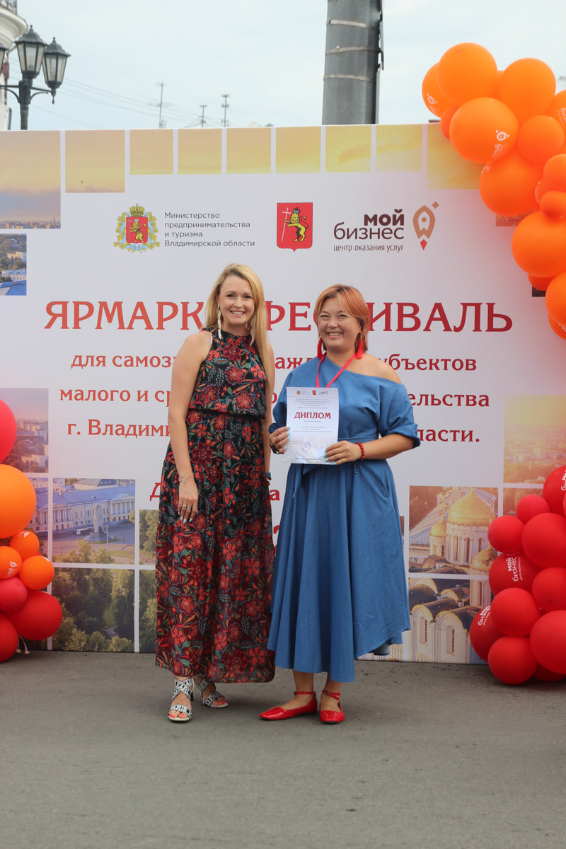 Владимир отметил свой 1035-летний юбилей! Последние дни лета подарили жителям и гостям города море событий. Одним из них стала ярмарка-фестиваль для самозанятых, а также владельцев малого и среднего предпринимательства 33-го региона от центра «Мой бизнес». На площадке представили украшения, изделия ручной работы и даже местную нейроеду.