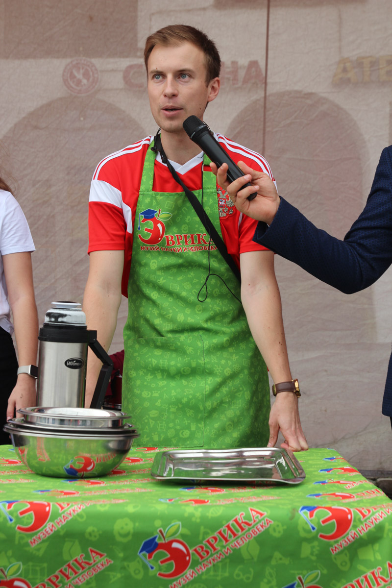 Владимир отметил свой 1035-летний юбилей! Последние дни лета подарили жителям и гостям города море событий. Одним из них стала ярмарка-фестиваль для самозанятых, а также владельцев малого и среднего предпринимательства 33-го региона от центра «Мой бизнес». На площадке представили украшения, изделия ручной работы и даже местную нейроеду.