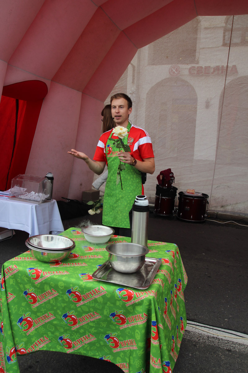 Владимир отметил свой 1035-летний юбилей! Последние дни лета подарили жителям и гостям города море событий. Одним из них стала ярмарка-фестиваль для самозанятых, а также владельцев малого и среднего предпринимательства 33-го региона от центра «Мой бизнес». На площадке представили украшения, изделия ручной работы и даже местную нейроеду.