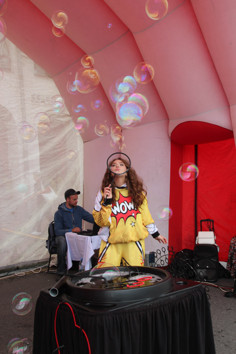 Владимир отметил свой 1035-летний юбилей! Последние дни лета подарили жителям и гостям города море событий. Одним из них стала ярмарка-фестиваль для самозанятых, а также владельцев малого и среднего предпринимательства 33-го региона от центра «Мой бизнес». На площадке представили украшения, изделия ручной работы и даже местную нейроеду.