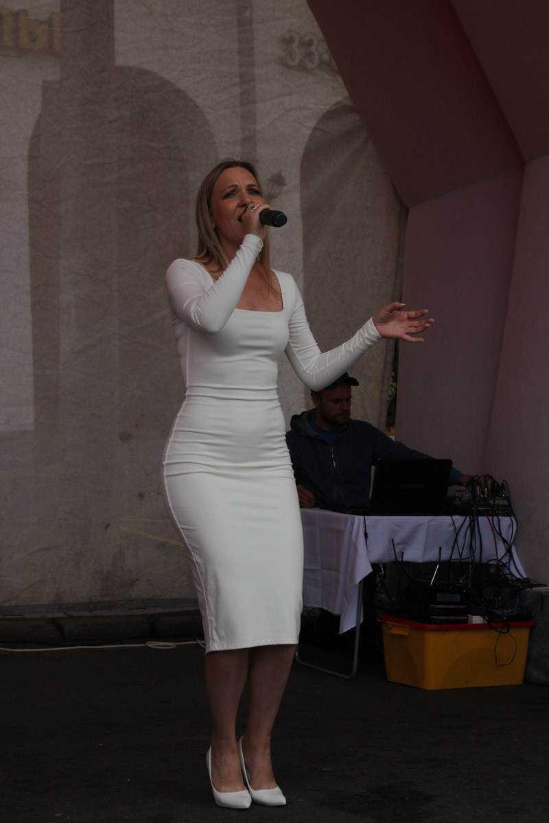 Владимир отметил свой 1035-летний юбилей! Последние дни лета подарили жителям и гостям города море событий. Одним из них стала ярмарка-фестиваль для самозанятых, а также владельцев малого и среднего предпринимательства 33-го региона от центра «Мой бизнес». На площадке представили украшения, изделия ручной работы и даже местную нейроеду.