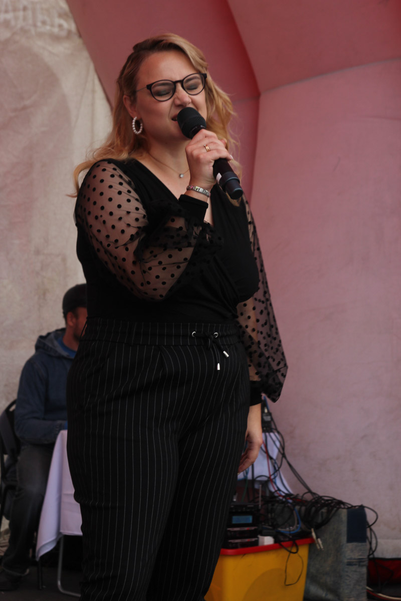 Владимир отметил свой 1035-летний юбилей! Последние дни лета подарили жителям и гостям города море событий. Одним из них стала ярмарка-фестиваль для самозанятых, а также владельцев малого и среднего предпринимательства 33-го региона от центра «Мой бизнес». На площадке представили украшения, изделия ручной работы и даже местную нейроеду.