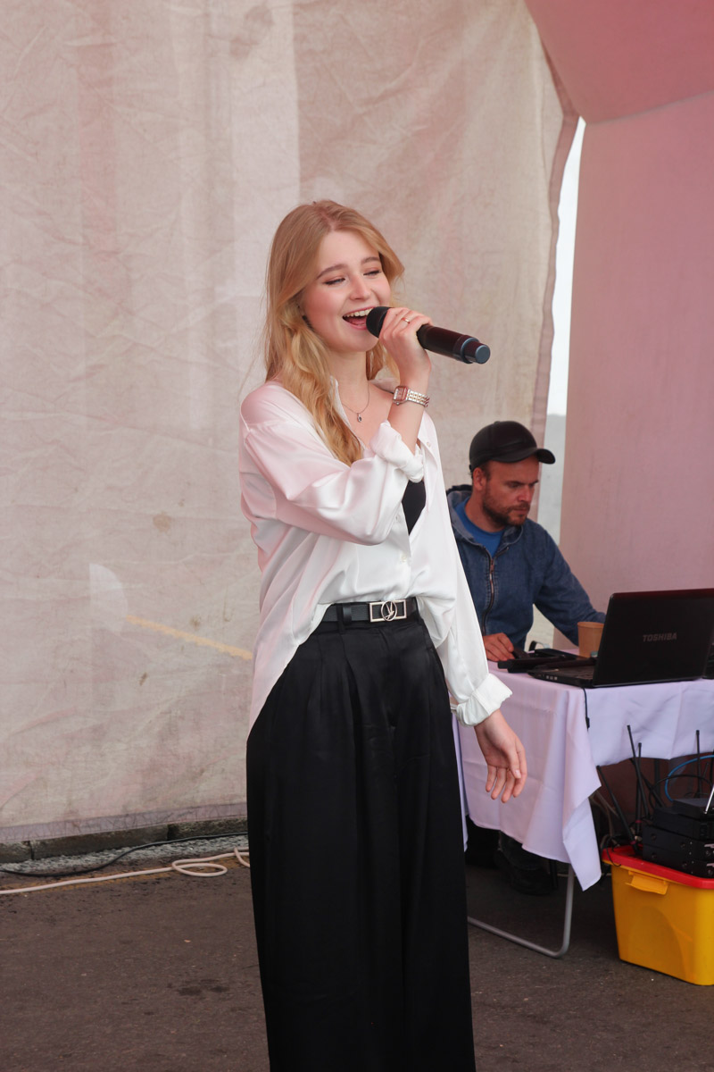 Владимир отметил свой 1035-летний юбилей! Последние дни лета подарили жителям и гостям города море событий. Одним из них стала ярмарка-фестиваль для самозанятых, а также владельцев малого и среднего предпринимательства 33-го региона от центра «Мой бизнес». На площадке представили украшения, изделия ручной работы и даже местную нейроеду.