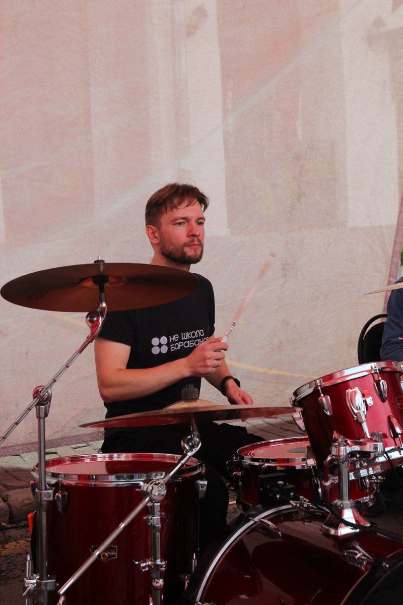 Владимир отметил свой 1035-летний юбилей! Последние дни лета подарили жителям и гостям города море событий. Одним из них стала ярмарка-фестиваль для самозанятых, а также владельцев малого и среднего предпринимательства 33-го региона от центра «Мой бизнес». На площадке представили украшения, изделия ручной работы и даже местную нейроеду.