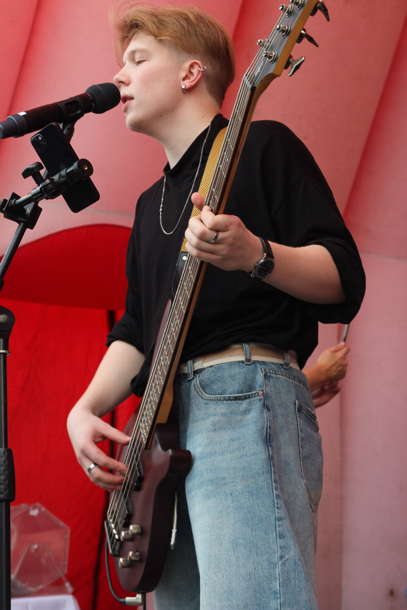 Владимир отметил свой 1035-летний юбилей! Последние дни лета подарили жителям и гостям города море событий. Одним из них стала ярмарка-фестиваль для самозанятых, а также владельцев малого и среднего предпринимательства 33-го региона от центра «Мой бизнес». На площадке представили украшения, изделия ручной работы и даже местную нейроеду.