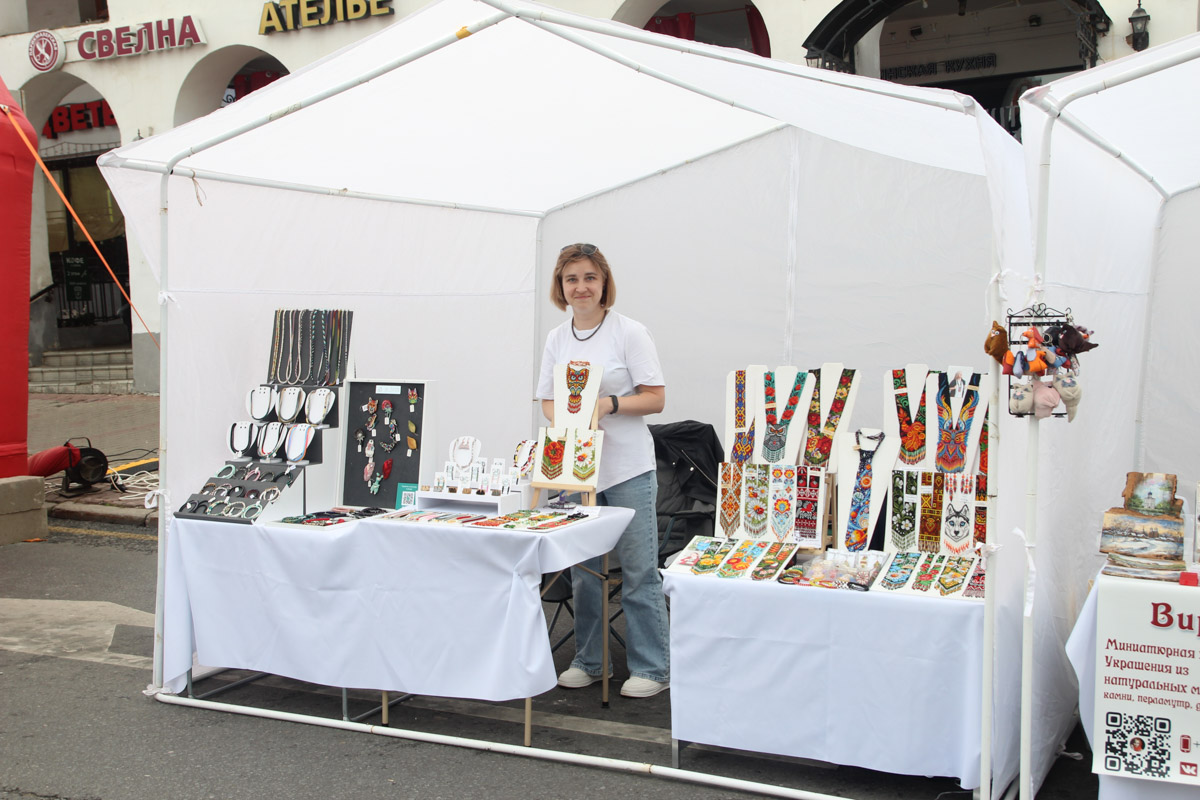 Владимир отметил свой 1035-летний юбилей! Последние дни лета подарили жителям и гостям города море событий. Одним из них стала ярмарка-фестиваль для самозанятых, а также владельцев малого и среднего предпринимательства 33-го региона от центра «Мой бизнес». На площадке представили украшения, изделия ручной работы и даже местную нейроеду.