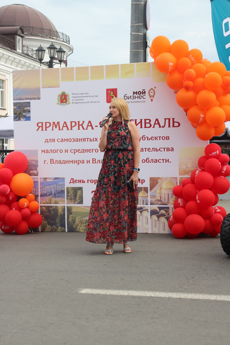Владимир отметил свой 1035-летний юбилей! Последние дни лета подарили жителям и гостям города море событий. Одним из них стала ярмарка-фестиваль для самозанятых, а также владельцев малого и среднего предпринимательства 33-го региона от центра «Мой бизнес». На площадке представили украшения, изделия ручной работы и даже местную нейроеду.